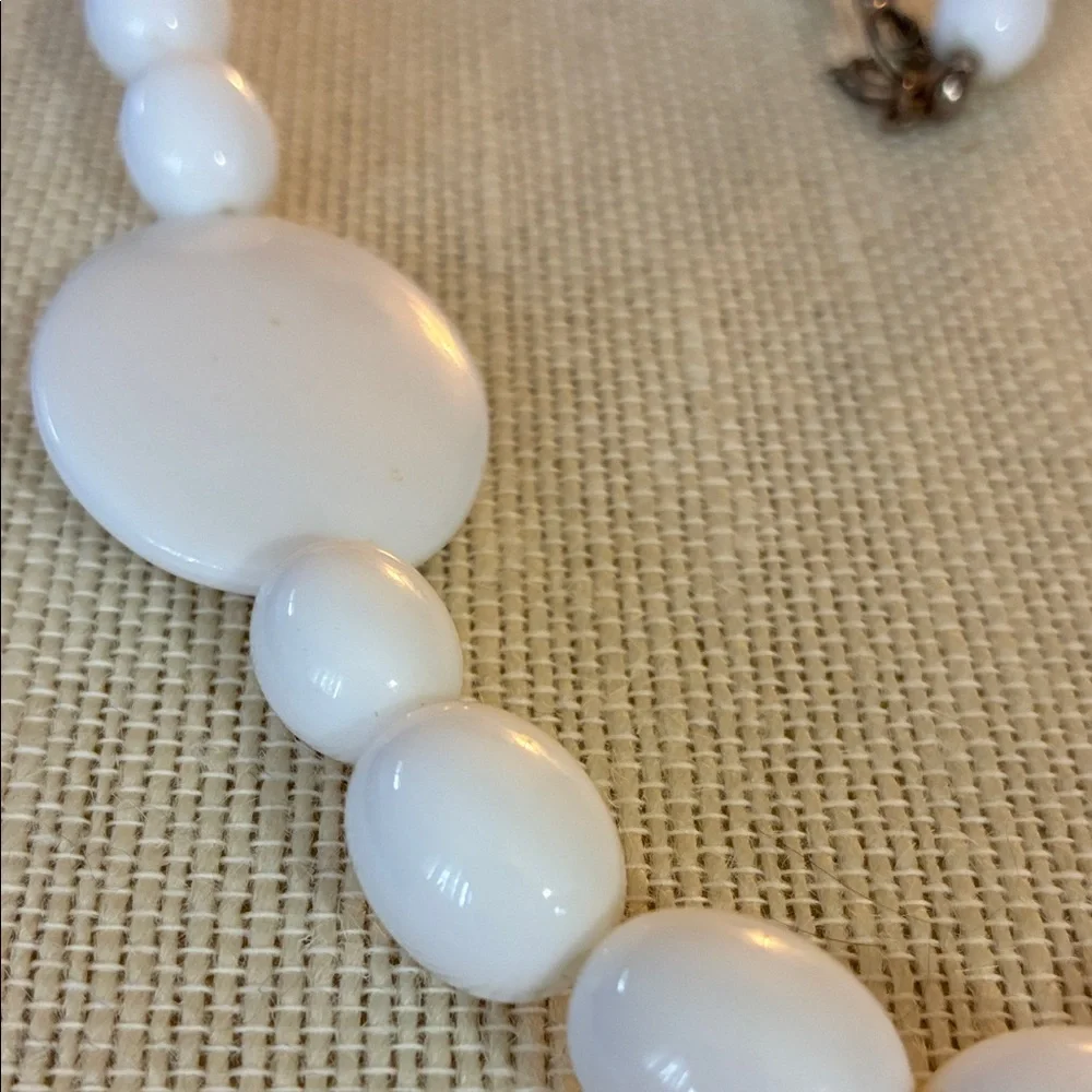 Elegant vintage White Beaded Necklace